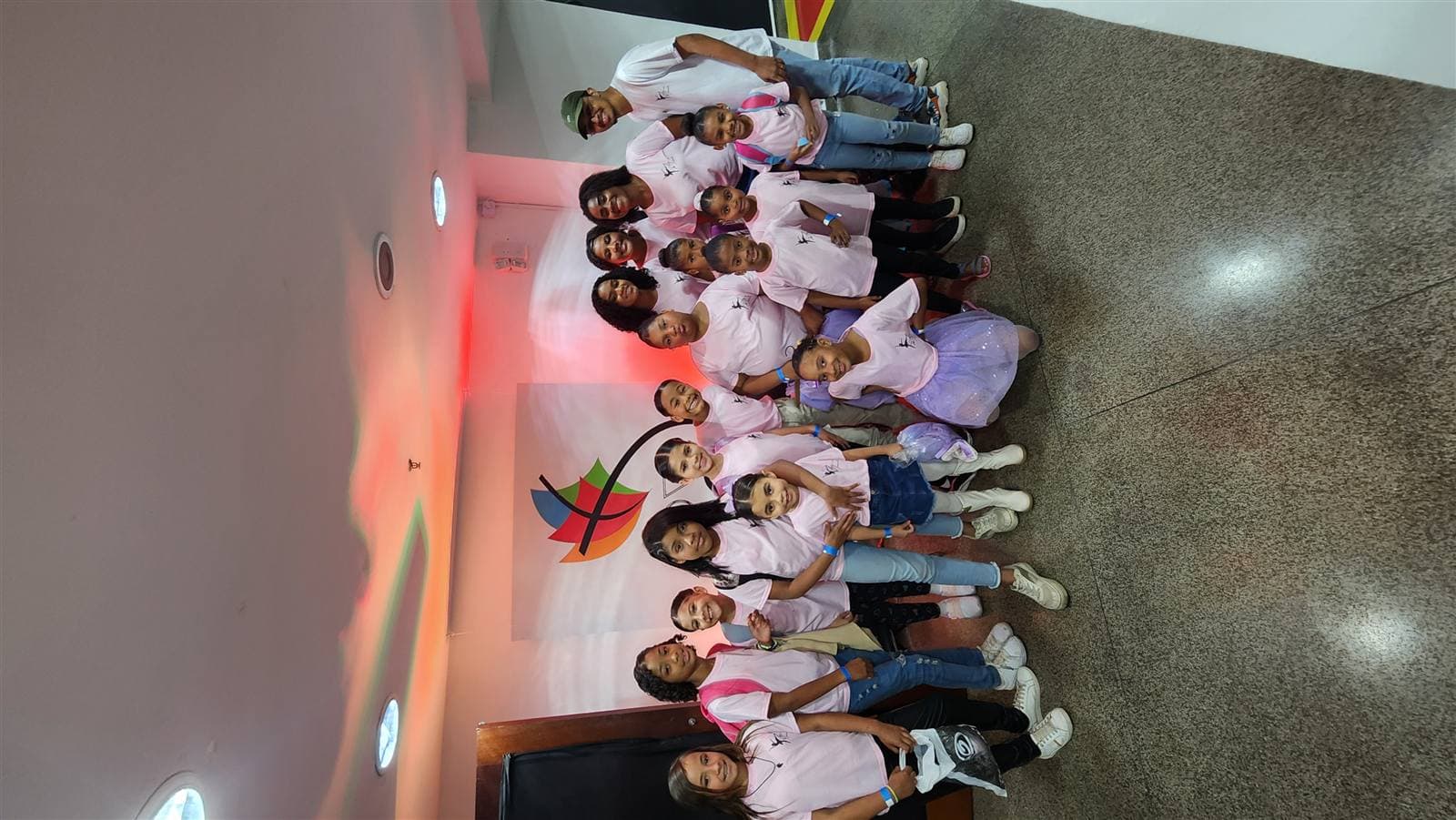 Grupo de crianças e jovens na Mostra de Dança Social do MOVIRIO Festival 2025