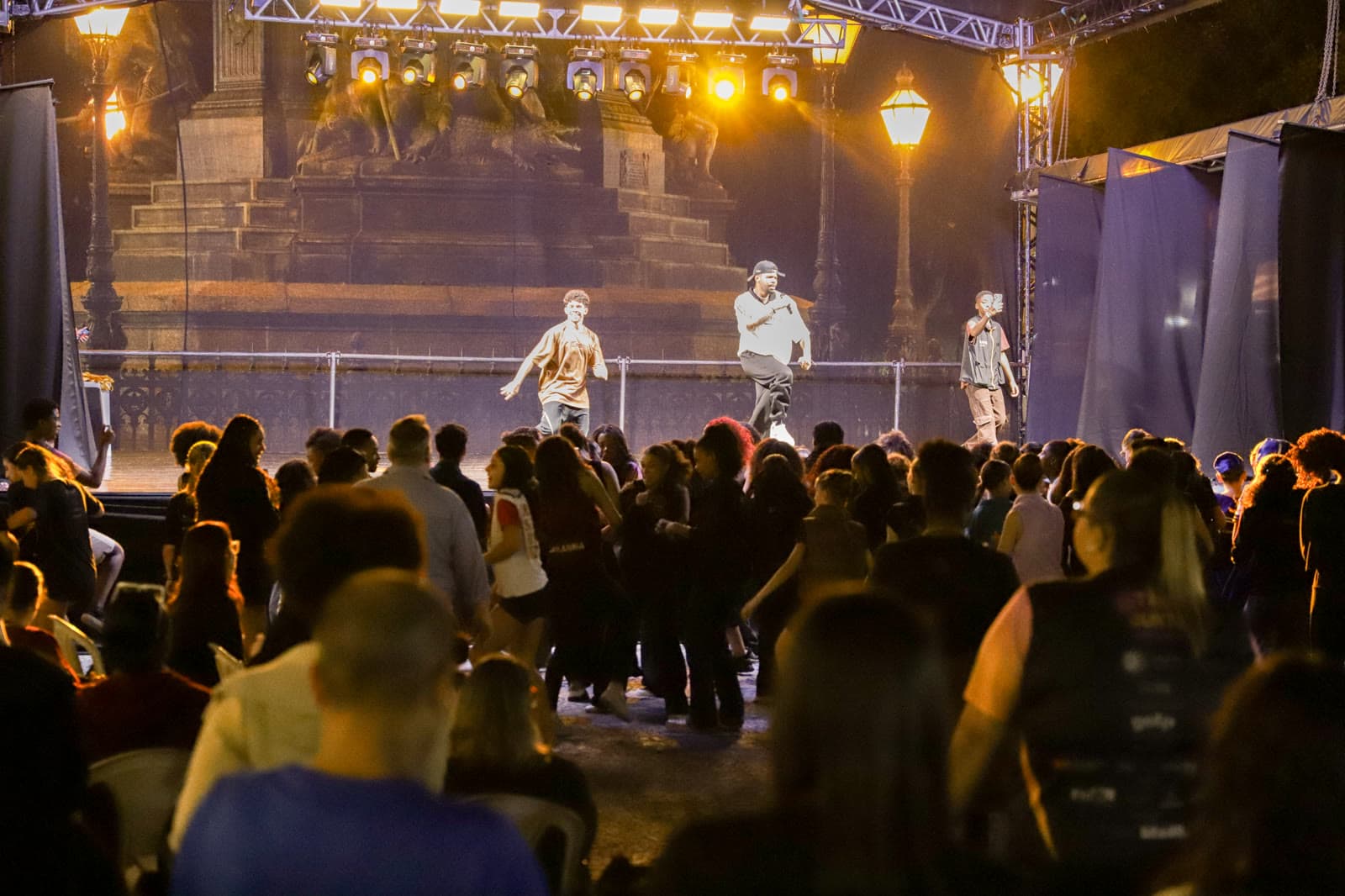 Dança urbana e público lotando a praça