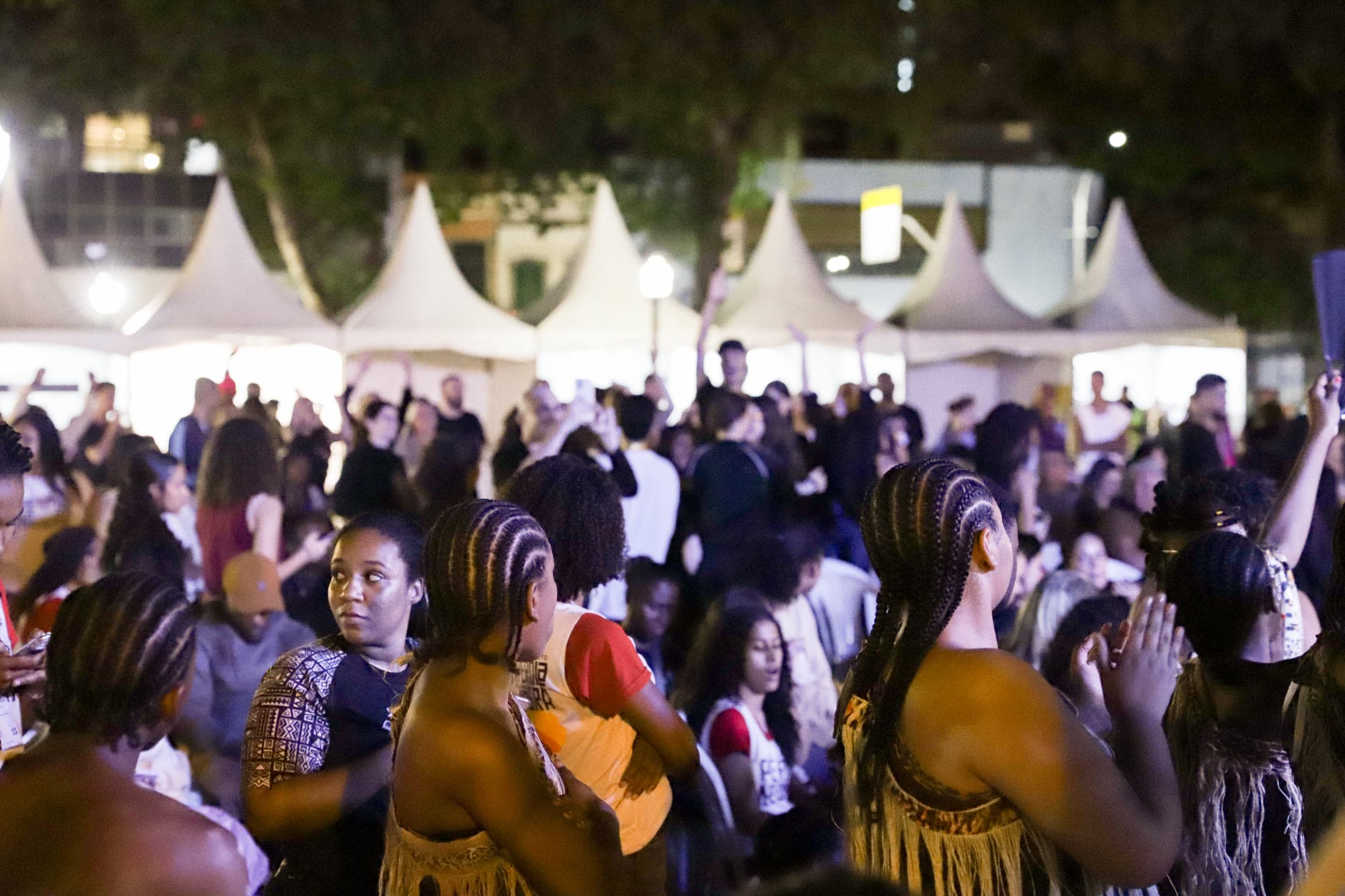 Público na Feira MoviRio, à noite, na Praça Tiradentes