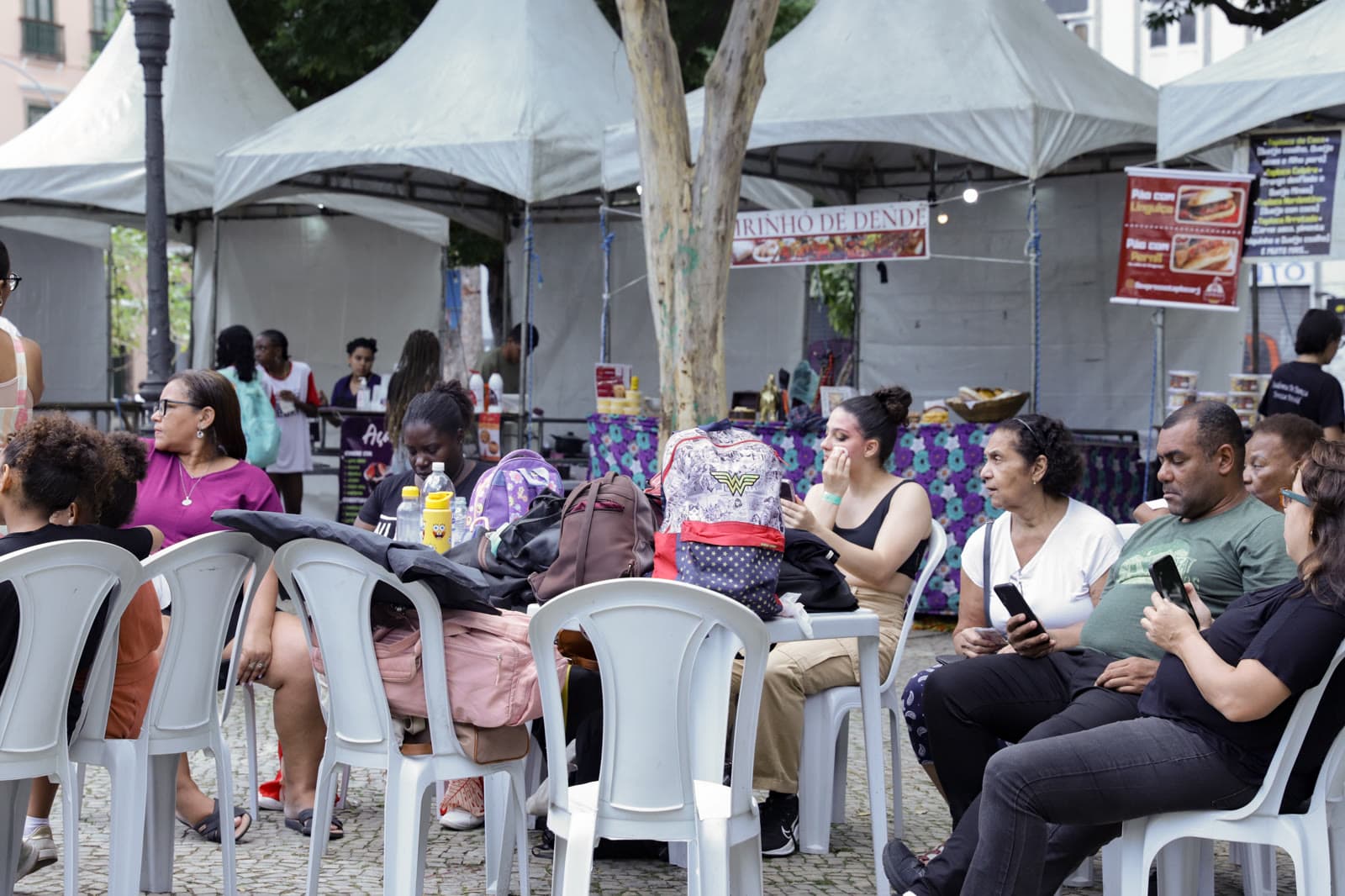 Praça gastronômica no coração da feira