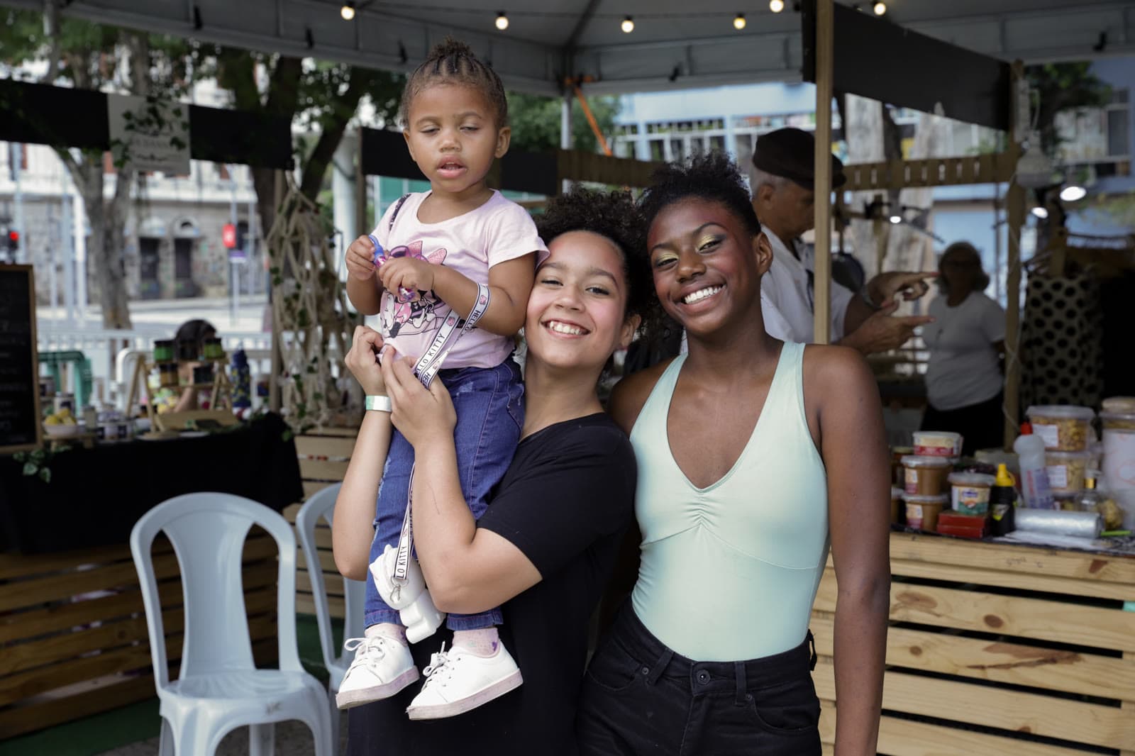 Famílias e artistas circulando entre os estandes