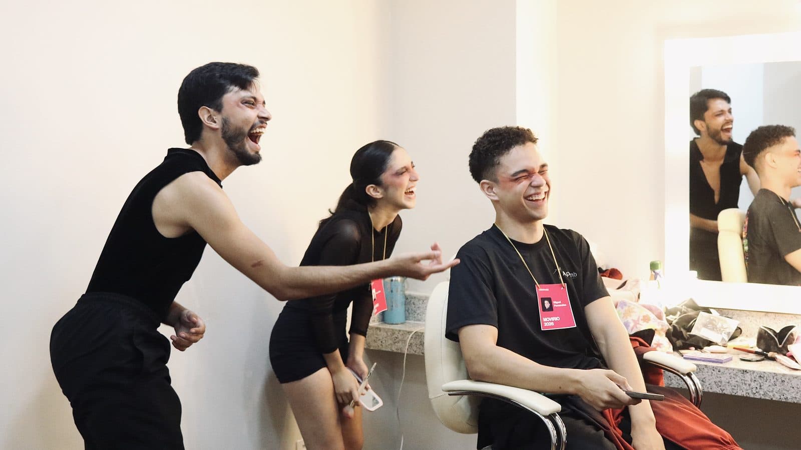 Artistas credenciados rindo no camarim do Theatro Carlos Gomes durante o MoviRio Festival 2026