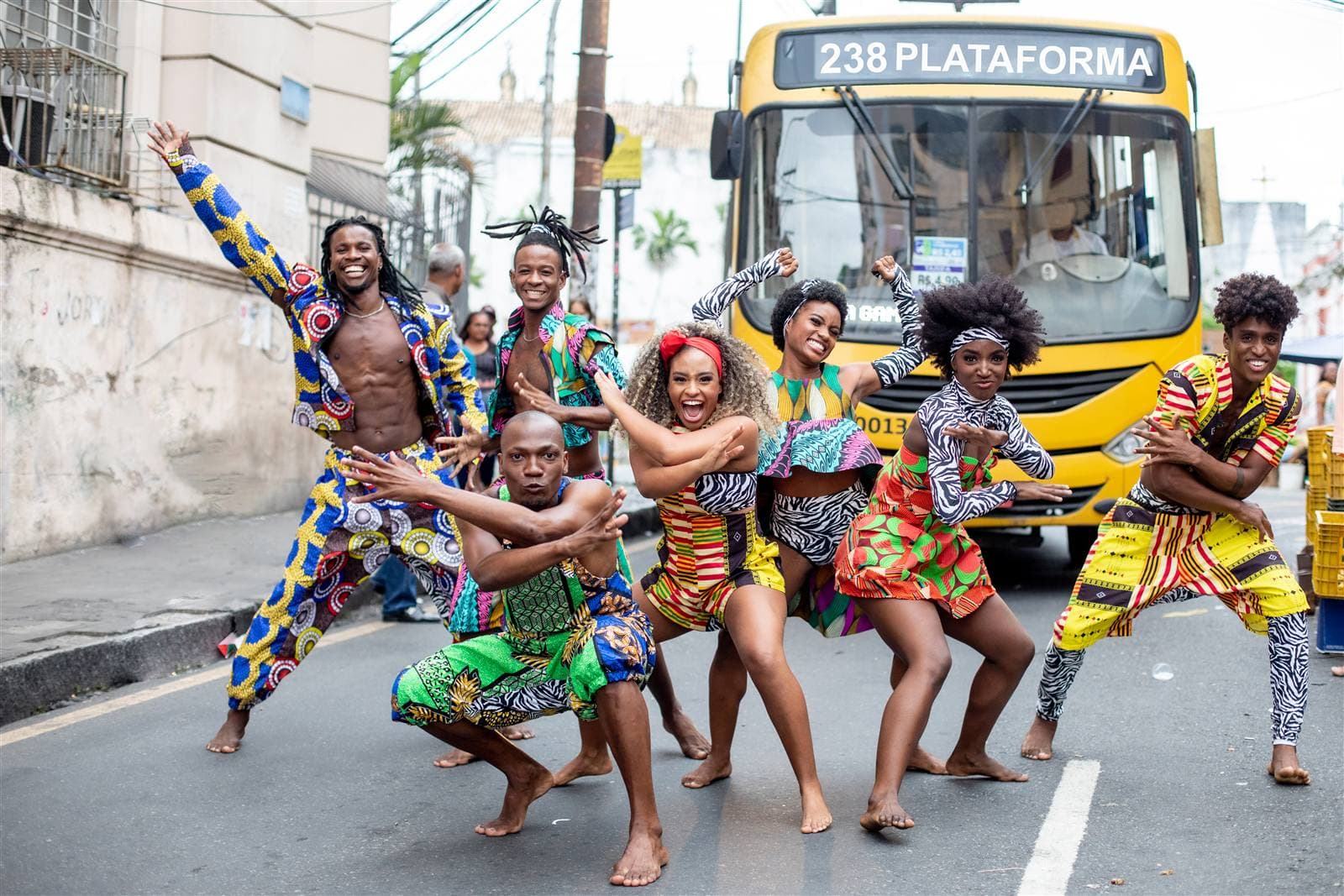 Dançarinos do Balé Folclórico da Bahia em figurinos coloridos — MOVIRIO Festival 2025