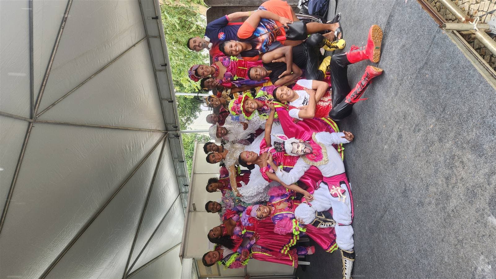 Performers na Praça Tiradentes durante a Feira MOVIRIO e Intervenção Urbana 2025