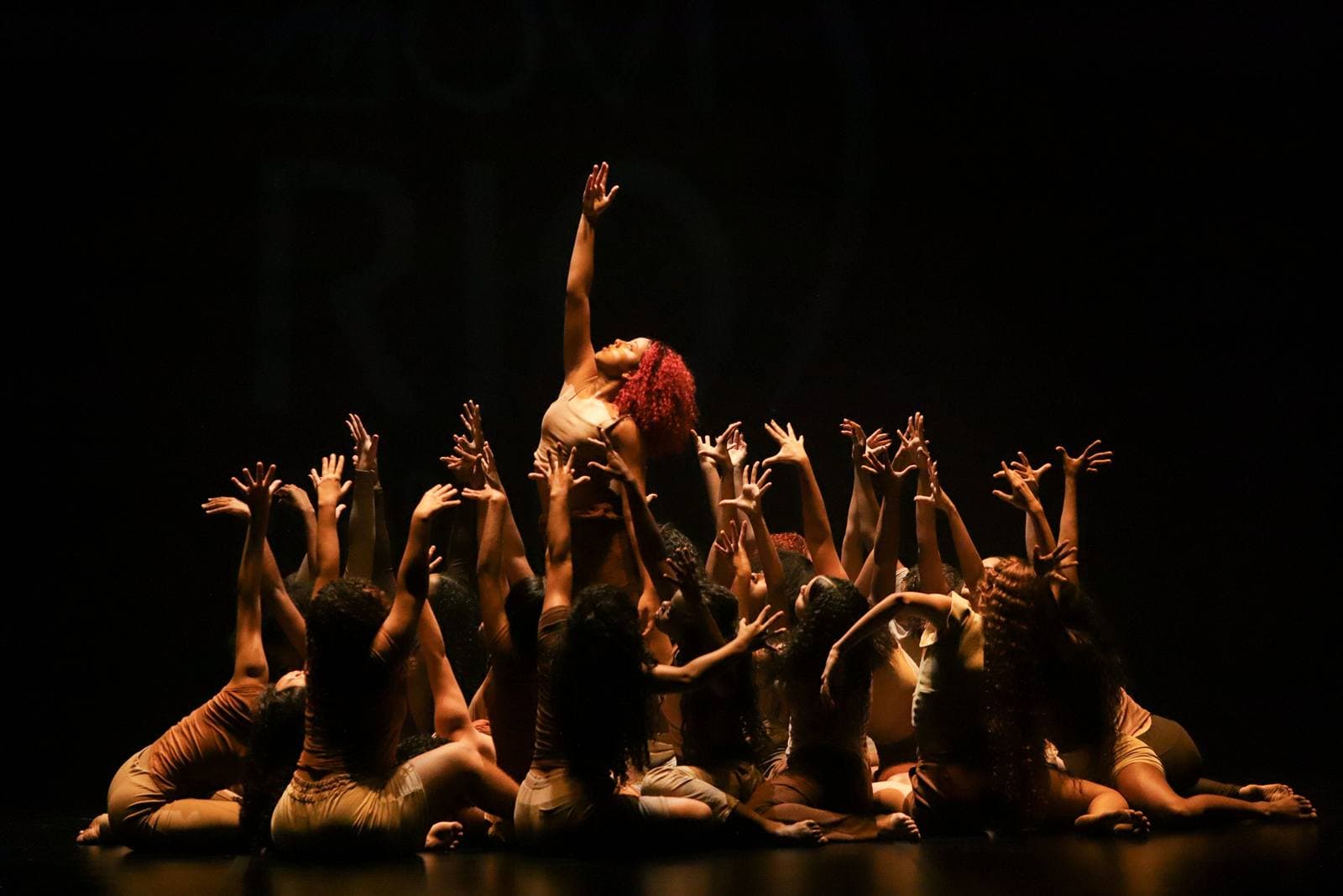 Grupo Terra Brasilis Ballet Manguinhos em performance no Teatro João Caetano — Mostra Competitiva MOVIRIO 2025