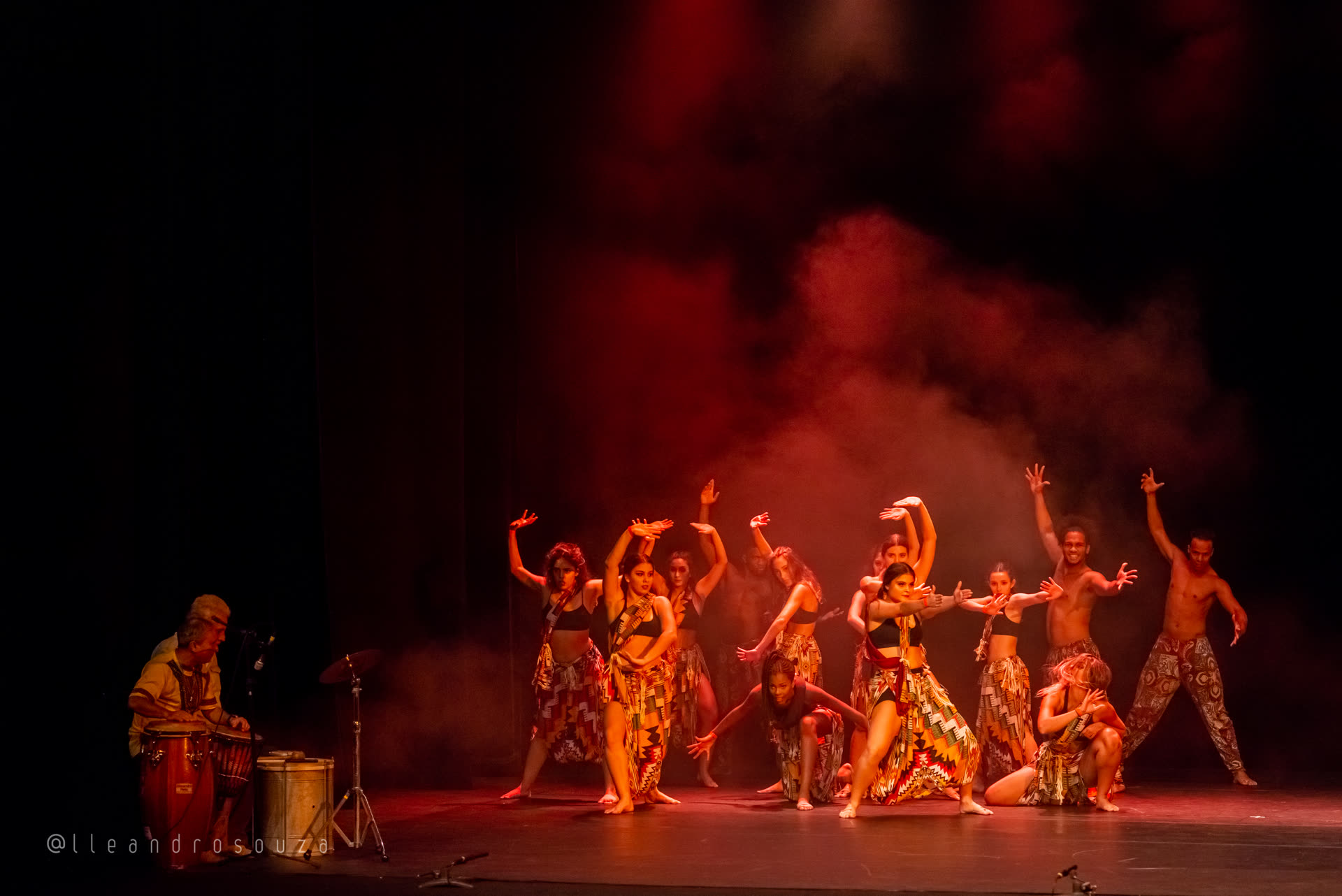Grupo afro com iluminação vermelha — MoviRio 2019