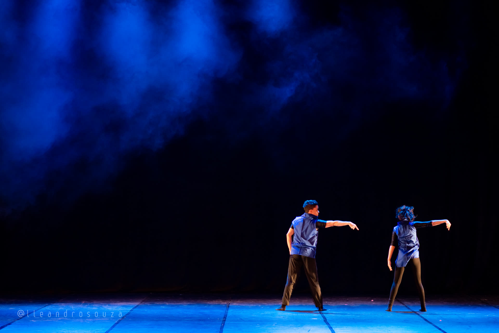 Duo de dança luz azul — MoviRio 2019