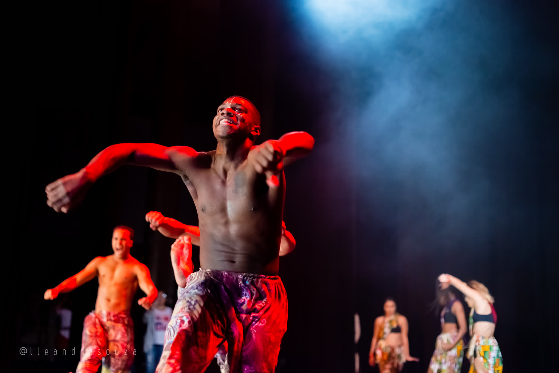 Bailarino solo luz vermelha — MoviRio 2019
