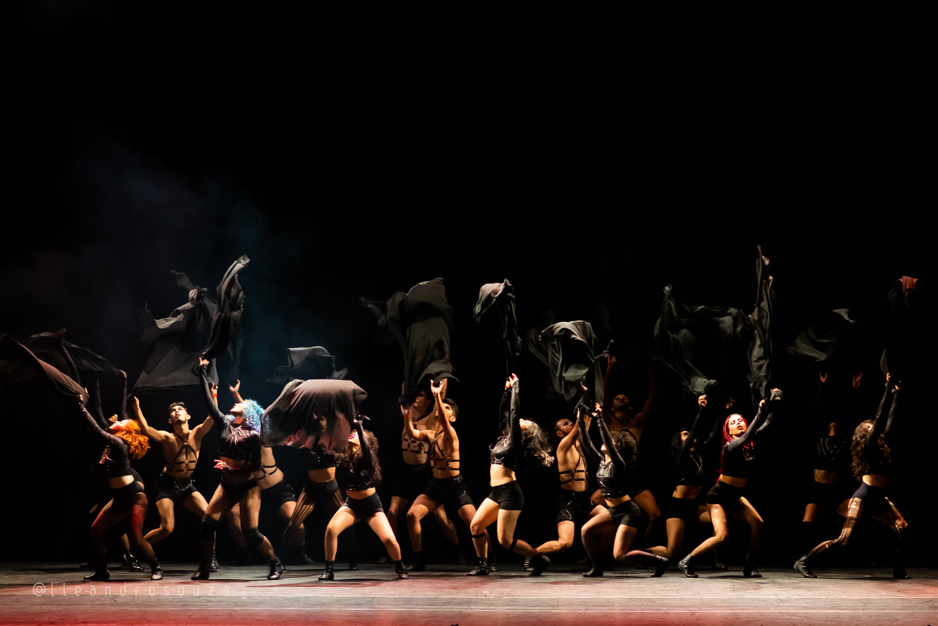 Coreografia com tecidos negros — MoviRio 2019